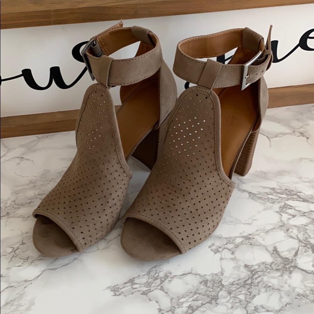 Universal Thread size 8 peep toe suede heal